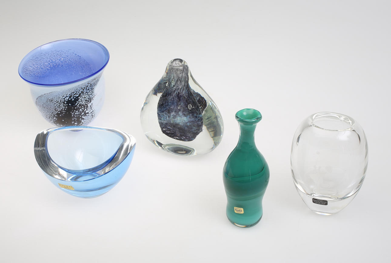 GLASFÖREMÅL, 5 st, Bergdala, Kosta, Kosta Boda, signerade.