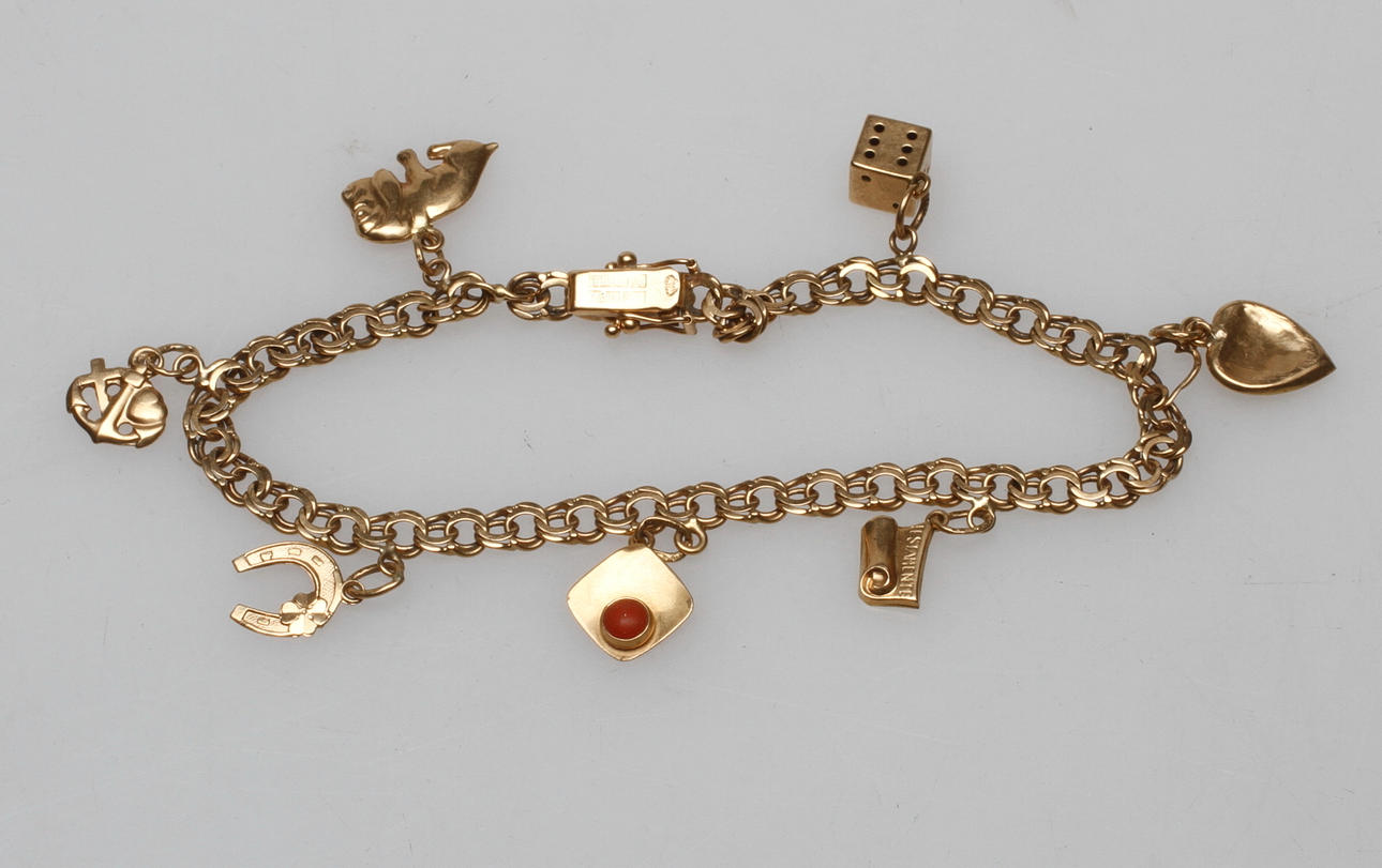 ARMBAND BISMACK MED BERLOCKER, 18k guld, vikt ca 11,4 gr.