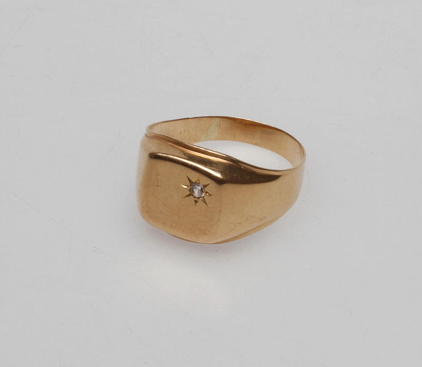 KLACKRING, 18k guld, vikt ca 3,4 gr.
