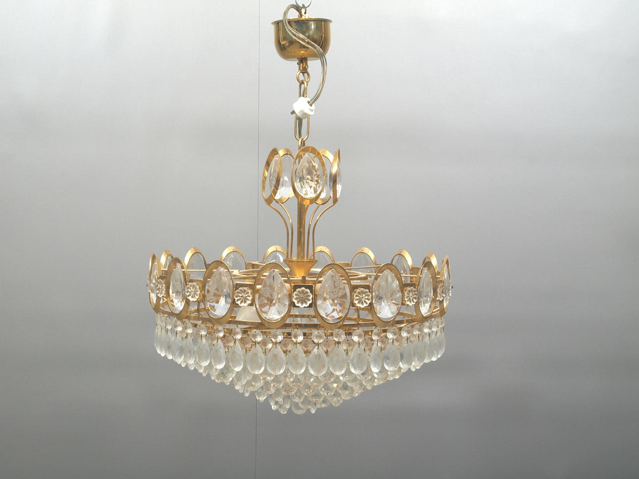 TAKLAMPA, metallstomme med prismor, 1900-talets andra hälft.