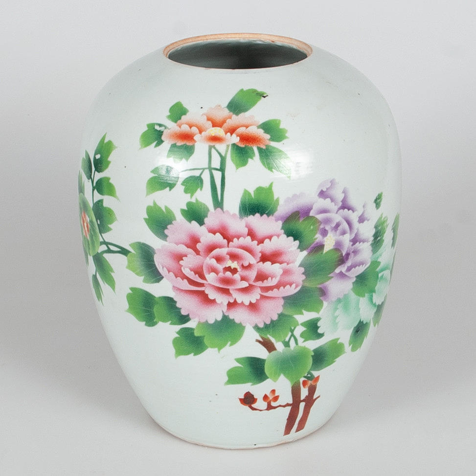 URNE. China, Dekoration von Pfingstrosen, um 1900.