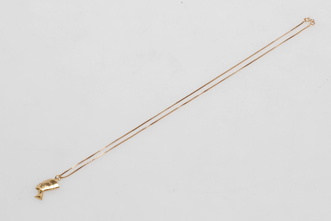 HALSKEDJA samt HÄNGE "Nefrititi" , 18k guld, vikt ca 3,7 gr.