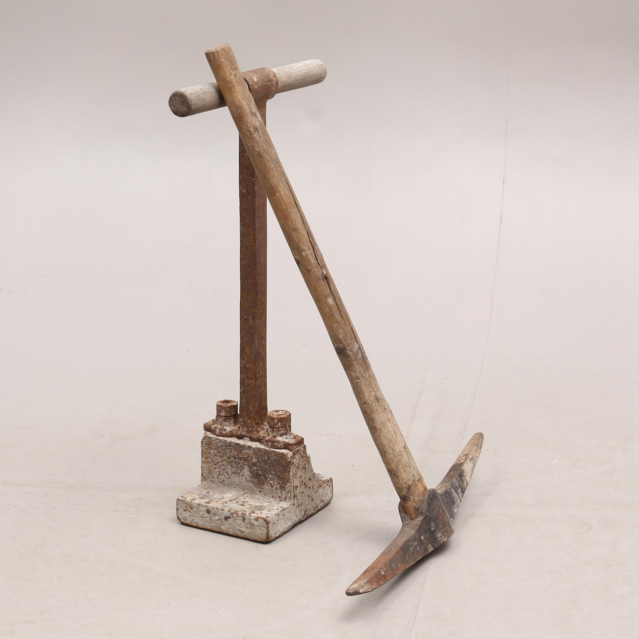 VERKTYG. Korp samt stamp, 1900-tal.