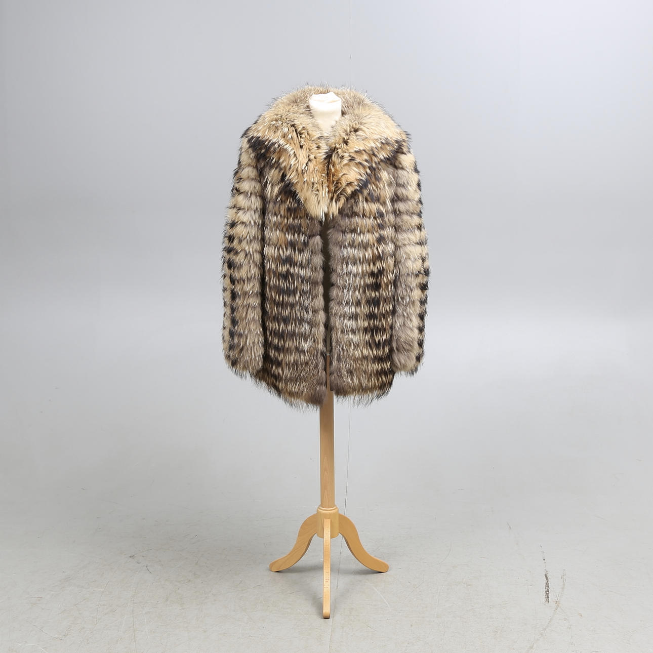 PÄLSJACKA, tvättbjörn, Bruno - Furs of Sweden, 1900-tal. Ca. storlek 38/40.