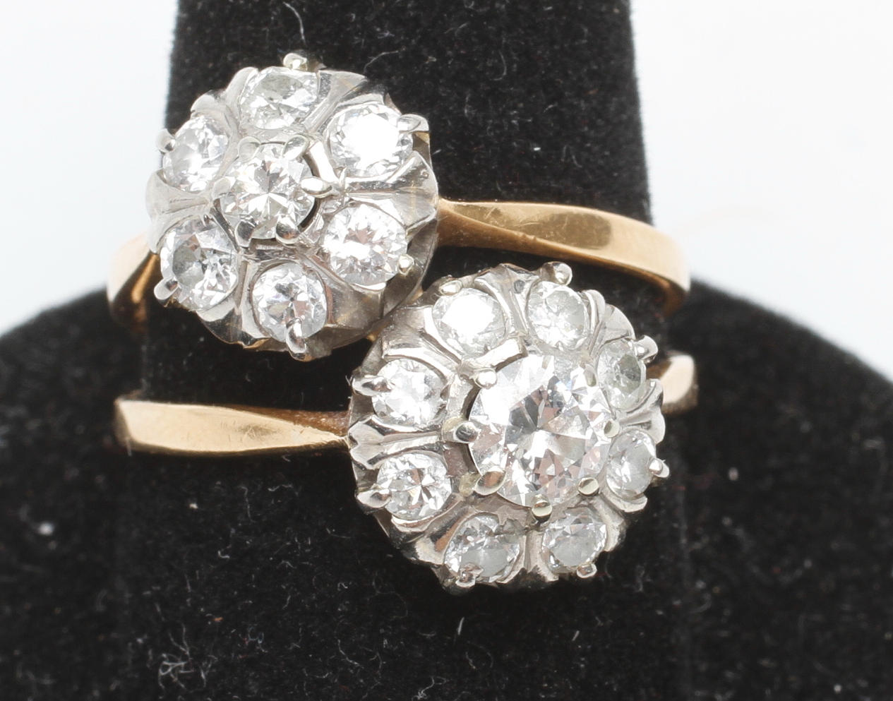 RINGAR, 2 st sammansatta MED DIAMANTER, 18k guld, vikt ca 5,6 gr.