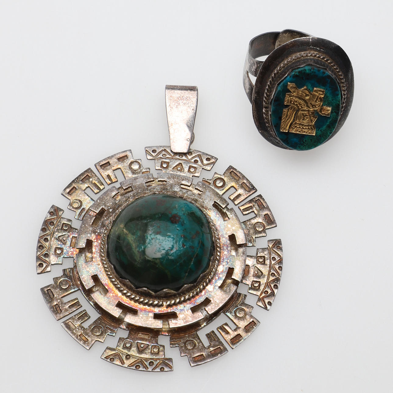 RING & ANHÄNGER, 18 Karat Gold & Sterlingsilber, Peru.