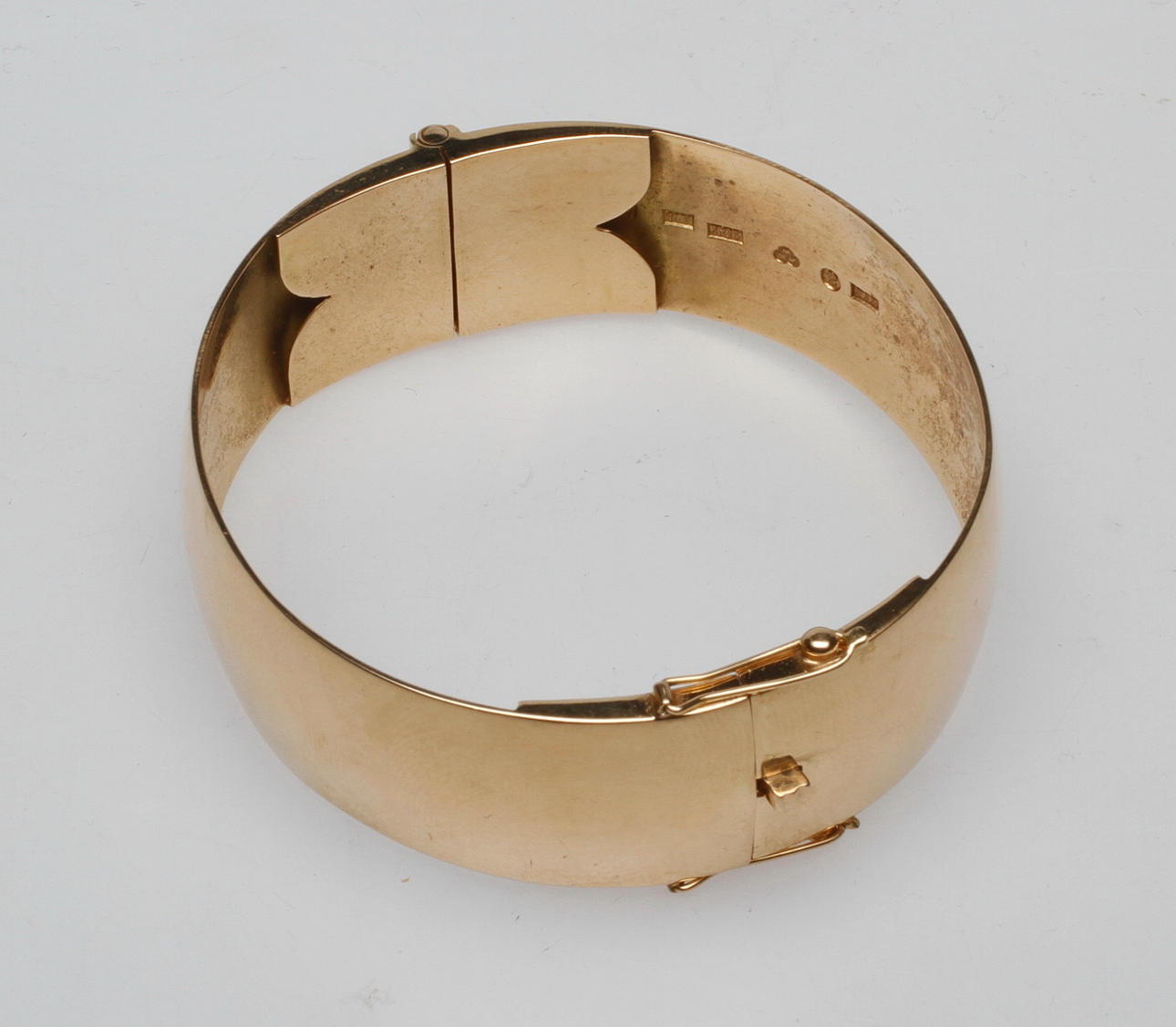 BRED STEL ARMRING, 18k guld, vikt ca 49,2 gr.