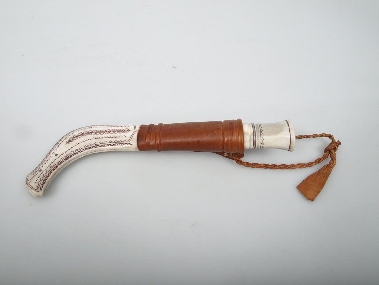 SAMEKNIV, horn, signerad.