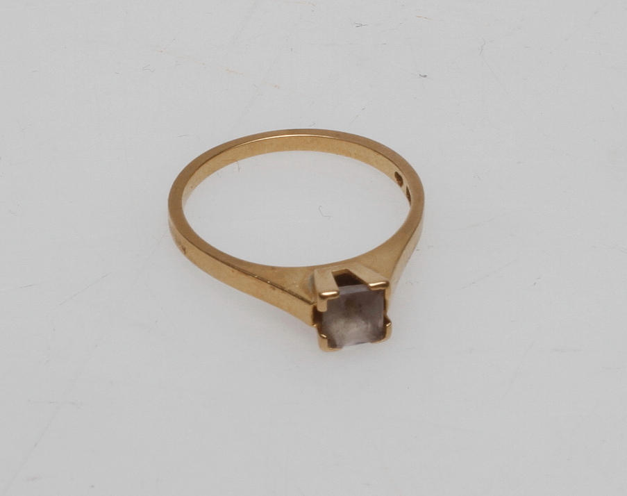 RING med sten, 18k guld, vikt ca 3 gr.
