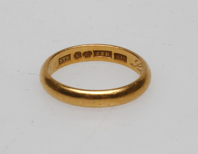 RING, 23k guld, vikt ca 5 gr.
