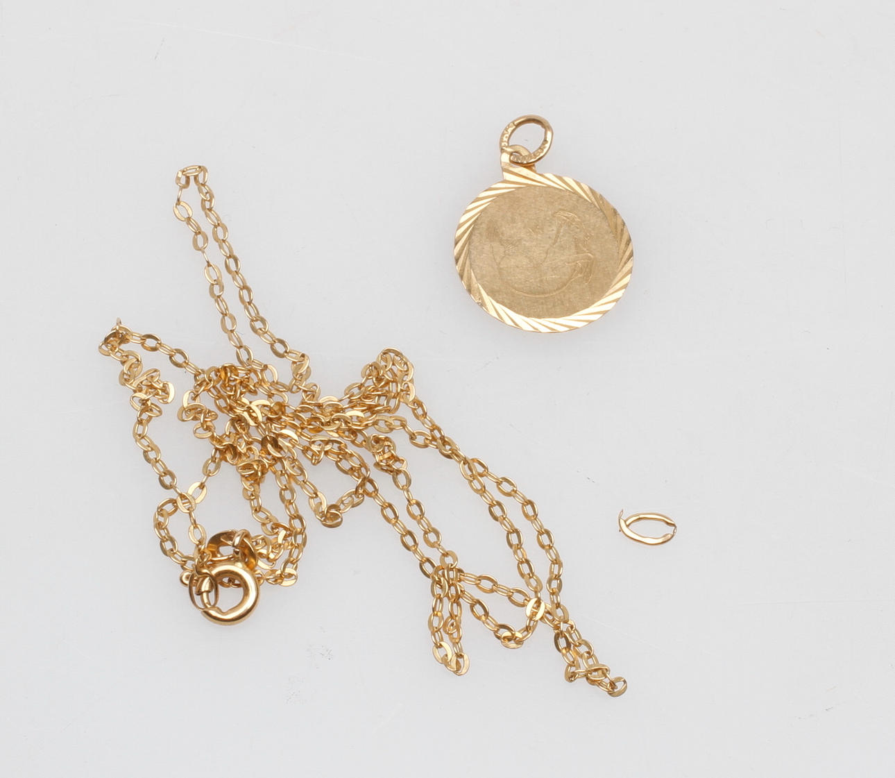 HALSKEDJA samt HÄNGE, 18k guld, vikt ca 3,6 gr.