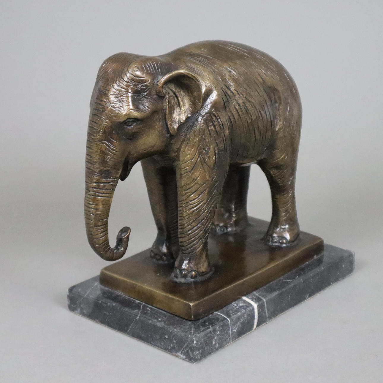 - DYREFIGUR "STÅENDE ELEFANT" - Bronze, brun patina.
