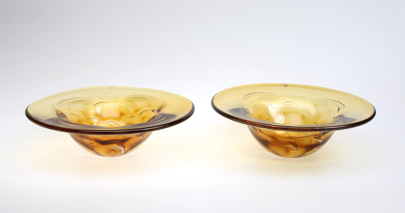 LARS HELLSTEN. Skålar, 1 par, "Sputnik", Orrefors, fullsignerade.