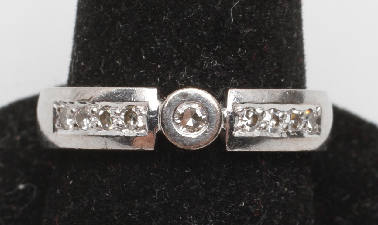 VITGULDSRING med 9 st diamanter, 18k guld, vikt ca 7,8 gr.