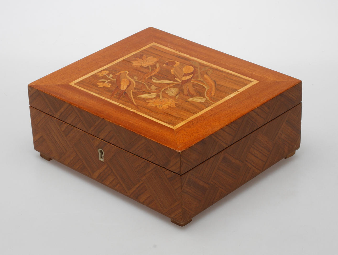 TRÄSKRIN med intarsia, 1900-tal.