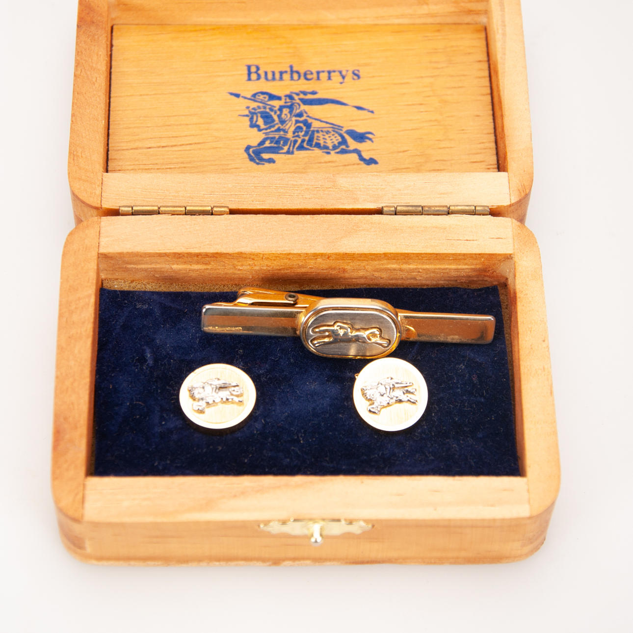 BURBERRY, Manschettenknöpfe und Krawattennadel.