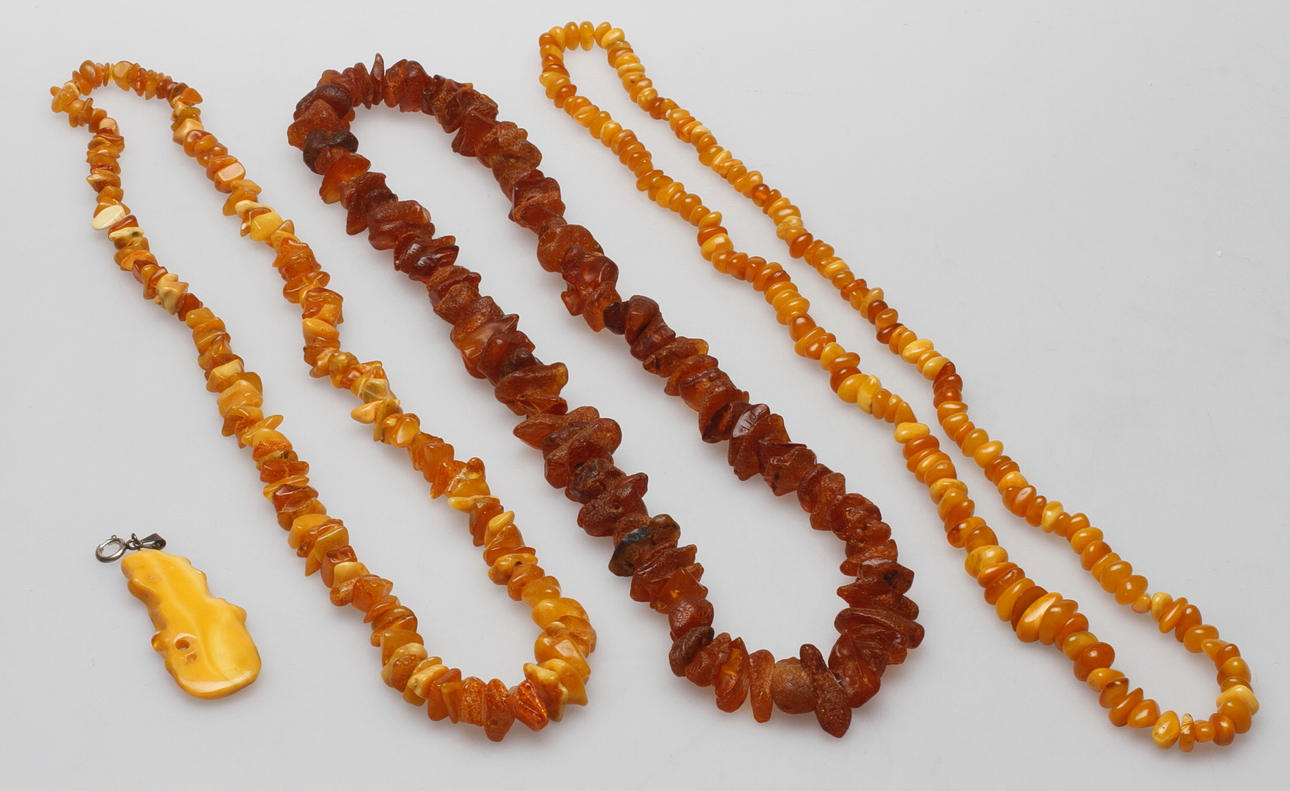 COLLIER, 3 st samt HÄNGE, nytillverkad bärnsten, 1900/2000-tal.