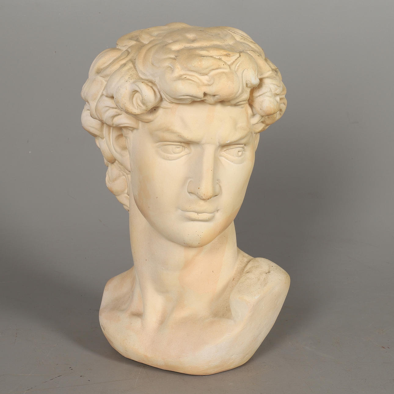 EN MODERN KERAMISK BYST AV DAVID.