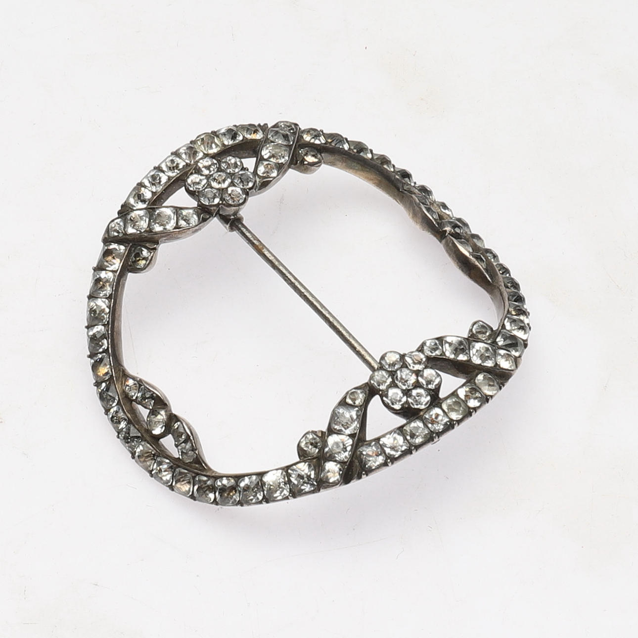 SKOSPÄNNE, silver med pastestenar.