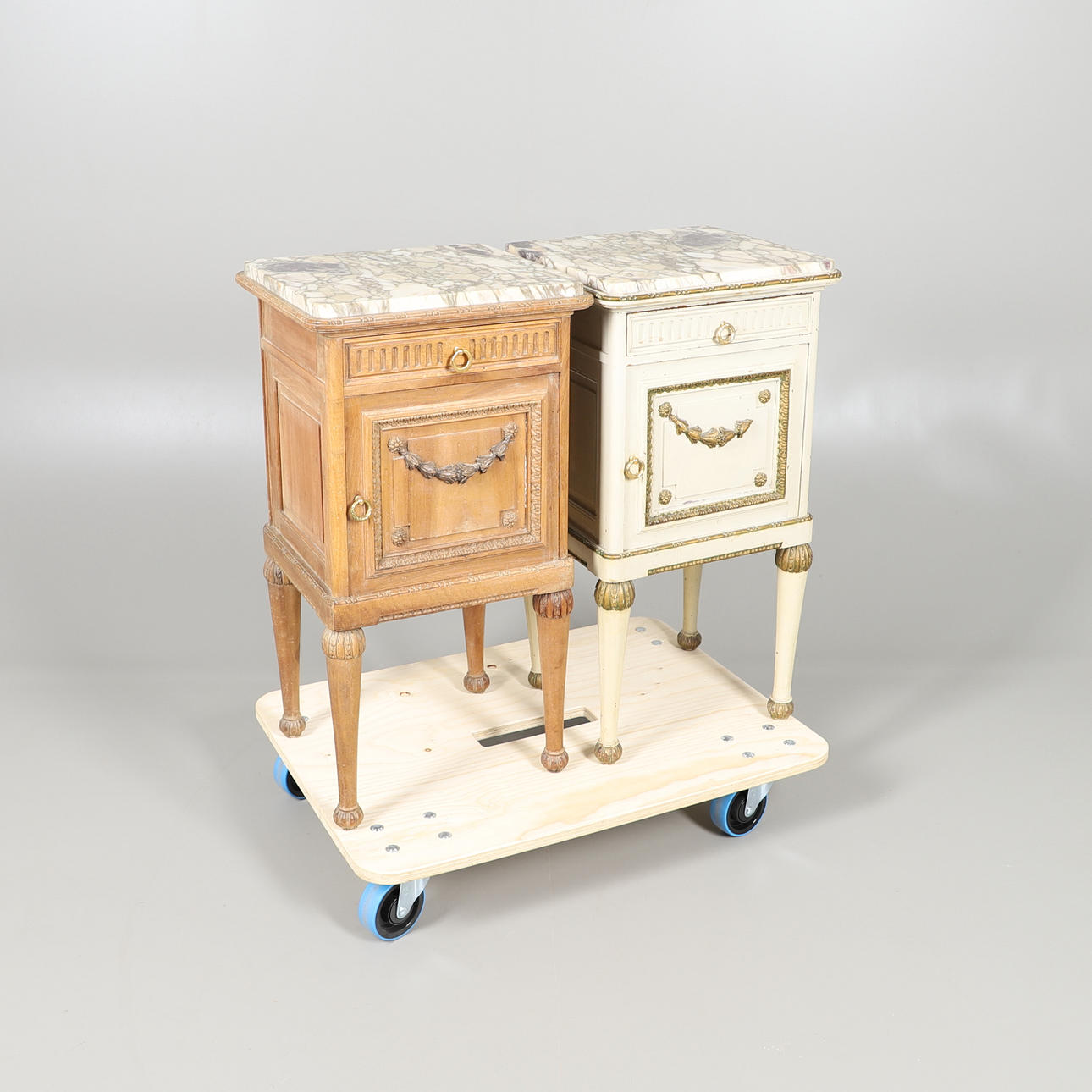 ET PAR FRANSKE MARMOR OVER SENGESKABE.