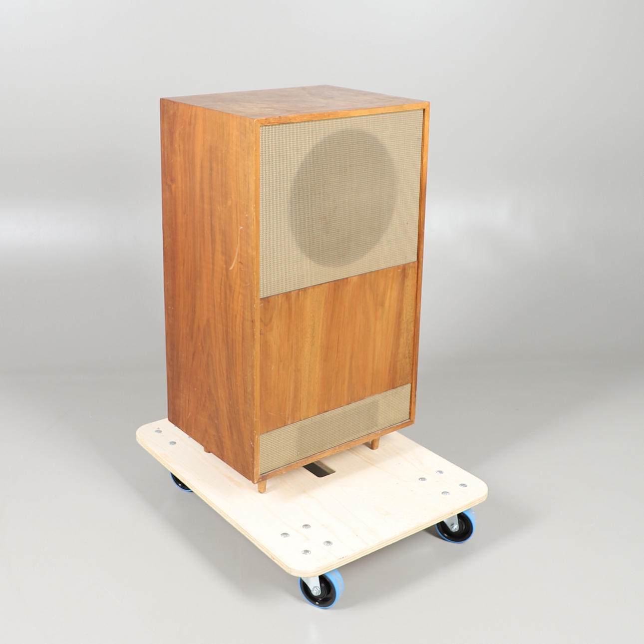 A MID-CENTURY SPEAKER CABINET.