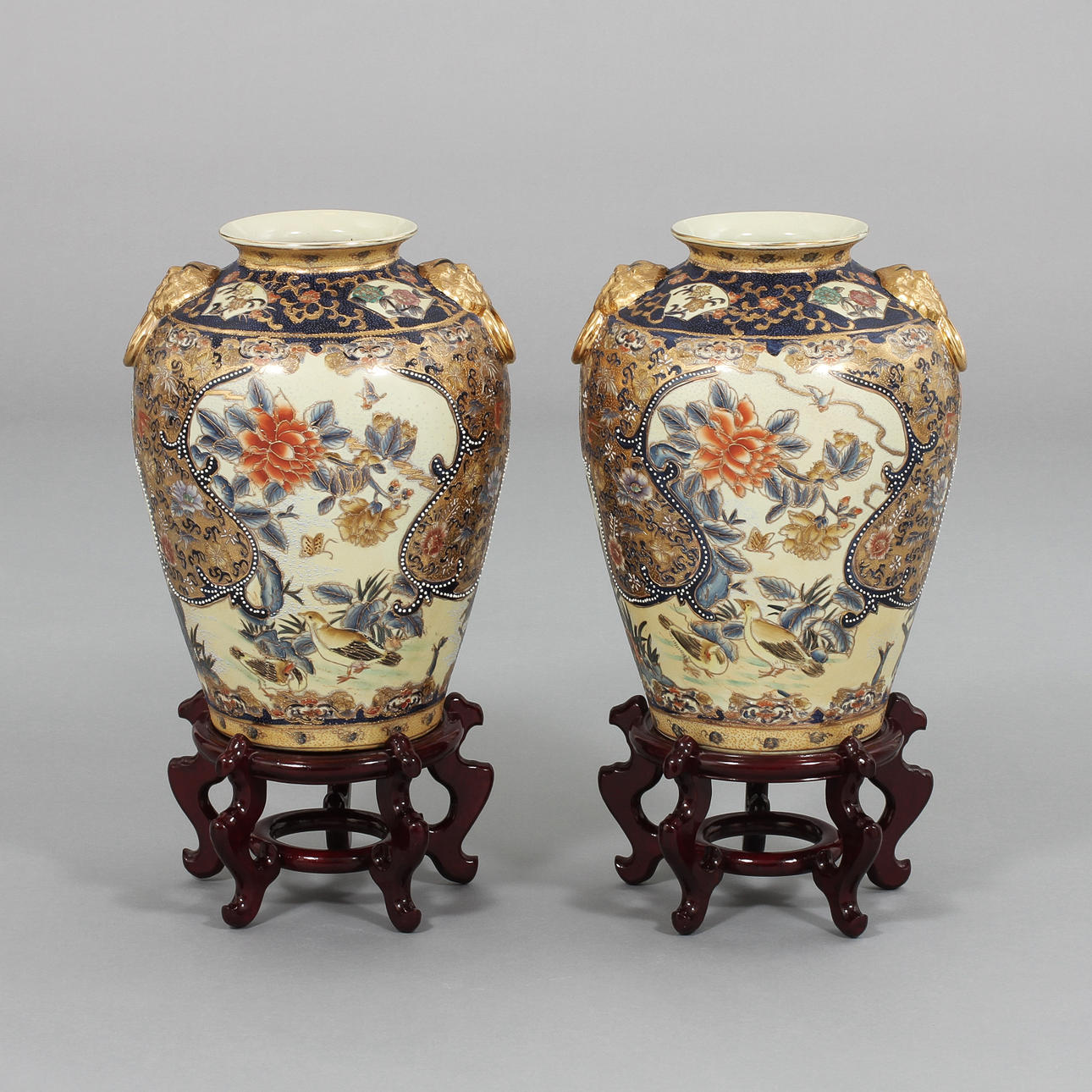 URNOR, ett par, porslin Japan, sekelskiftet 1800/1900-tal.