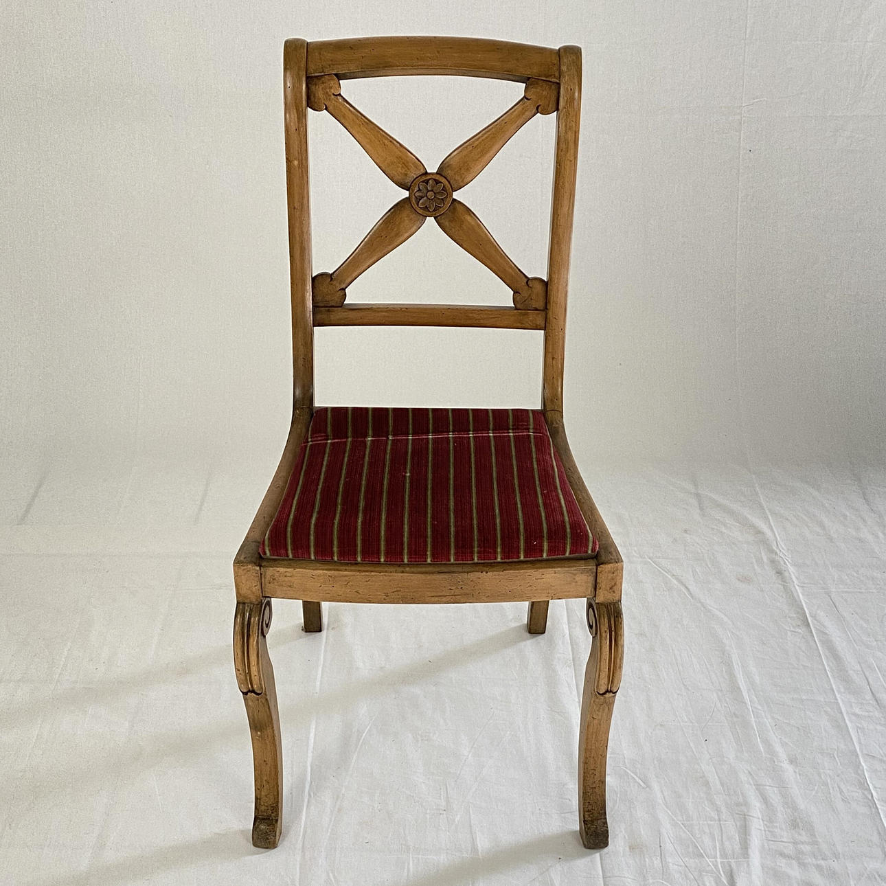 STOL - valnöt, sits täckt med tyg.