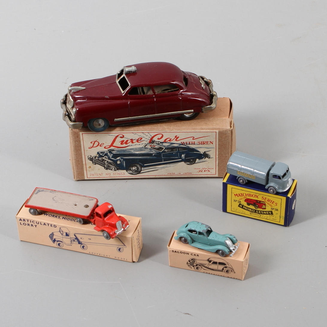 MODELLBILAR ALPS Japan "De Luxe Car with siren", Matchbox och 2 Britains i originalkartong.