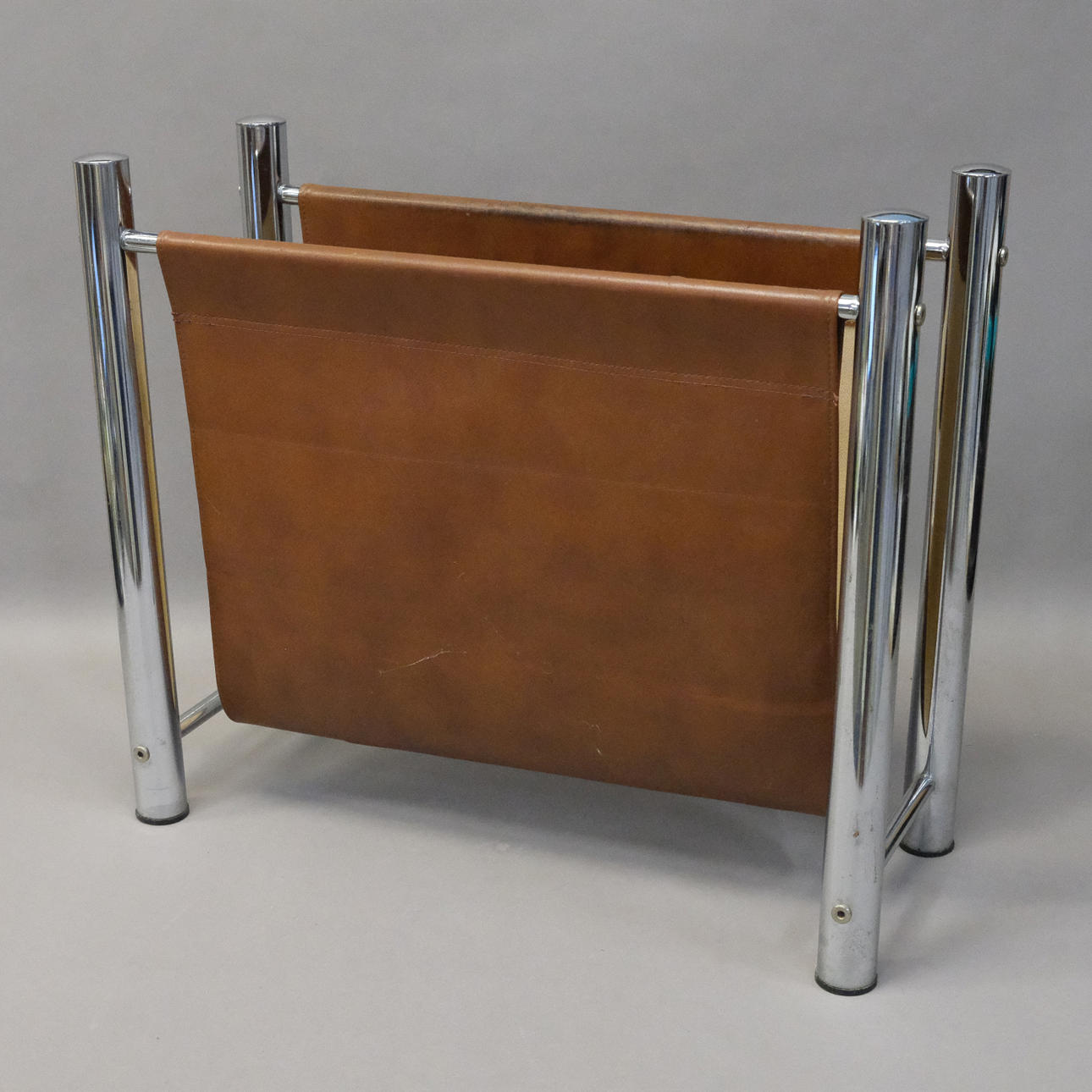 AVISHOLDER, KROM OG LÆDER.