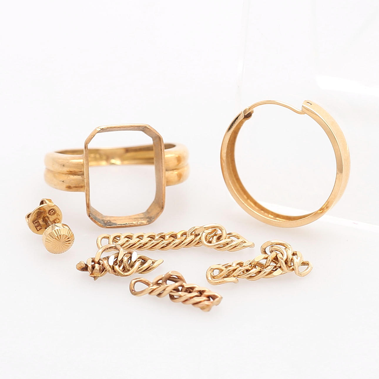 SCRAP GOLD, 8.89 grams.