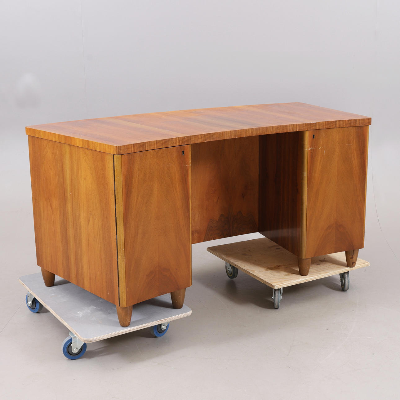 TYÖPÖYTÄ, 1900-luvun ensimmäinen puolisko.