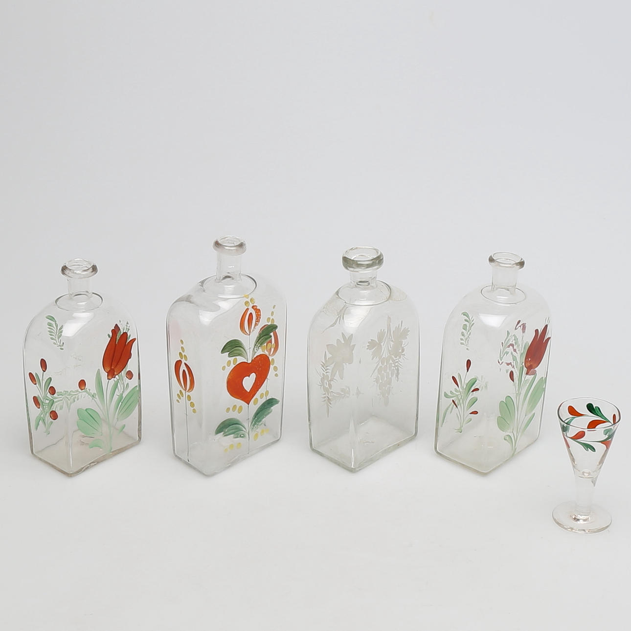 SNAPSFLASKOR i glas, 4 st, målad dekor, 1900-talets början.