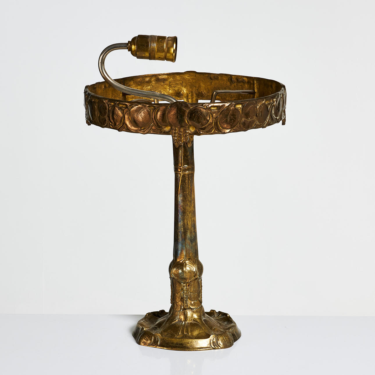 BÖHLMARKS. bordslampa, tidigt 1900-tal, jugend, brons, reliefdekor av ...
