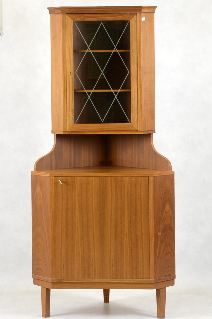 HÖRNSKÅP, 1900-tal. teak.