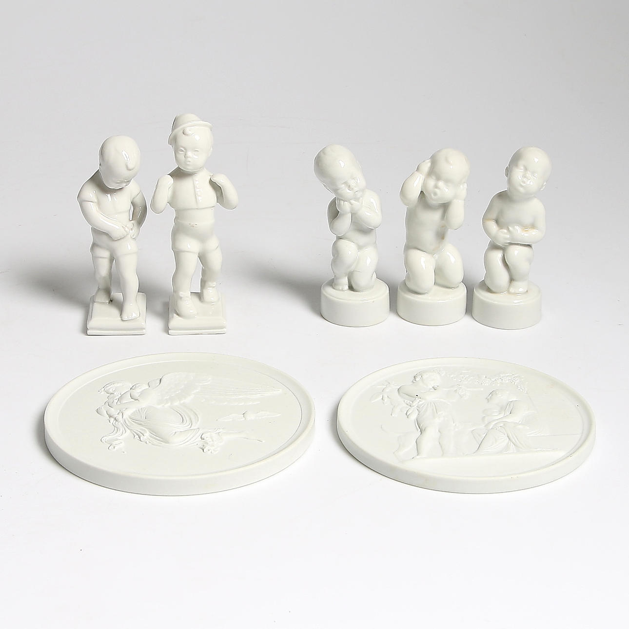FIGURINER samt VÄGGRELIEFER, porslin/parian, 7 delar, Bing & Gröndal och Rörstrand. 1900-talets andra hälft.