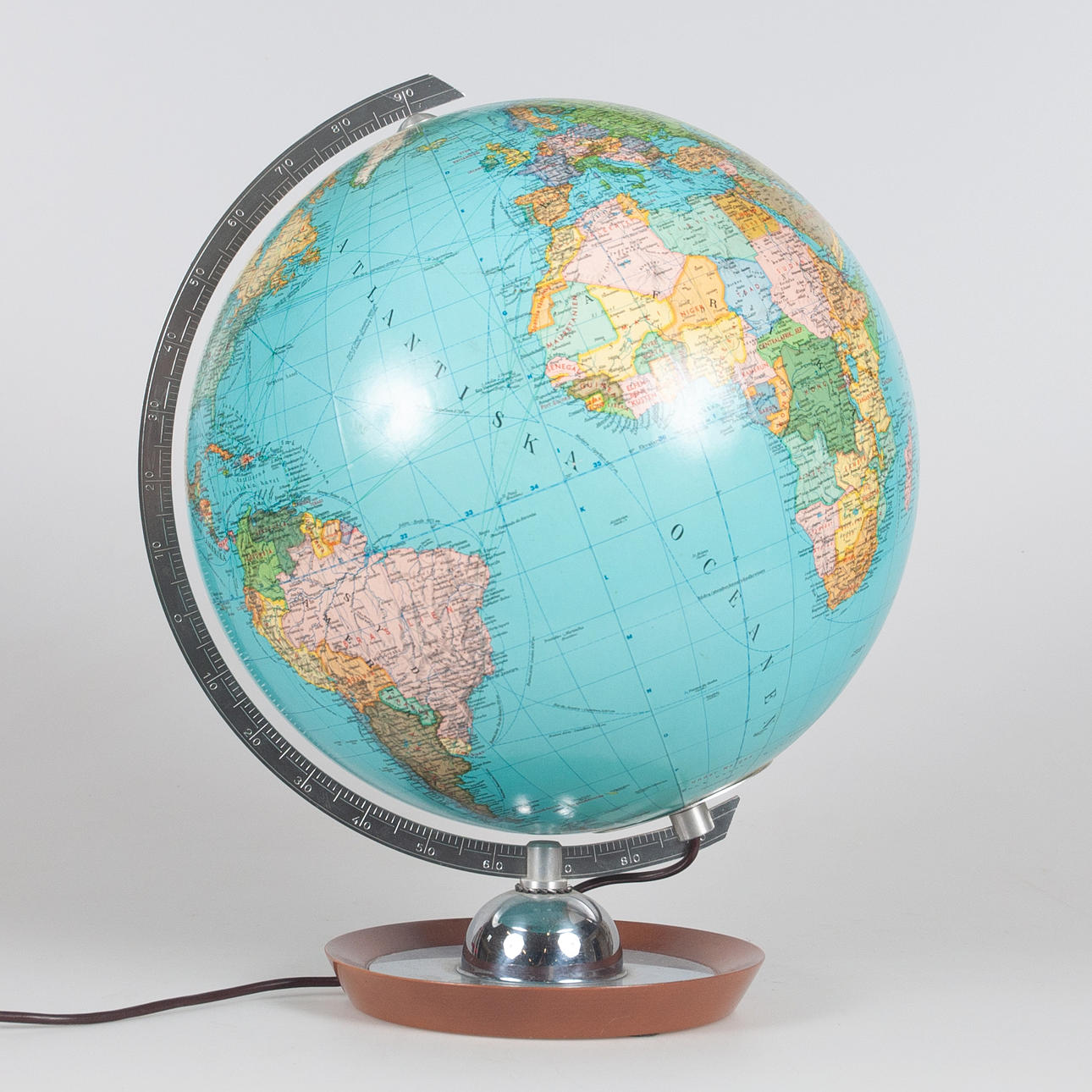 GLOBE. Valaistuksen kanssa. JRO-Globus München, Saksa.