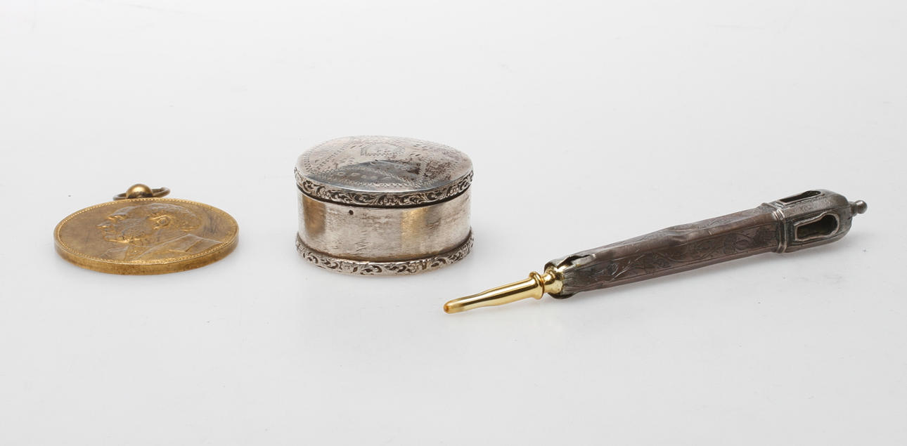 TORAPEKARE, DOSA, silver och MEDALJ, La Vieille Montagne à son directeur général Saint Paul de Syncay 1837-1887.