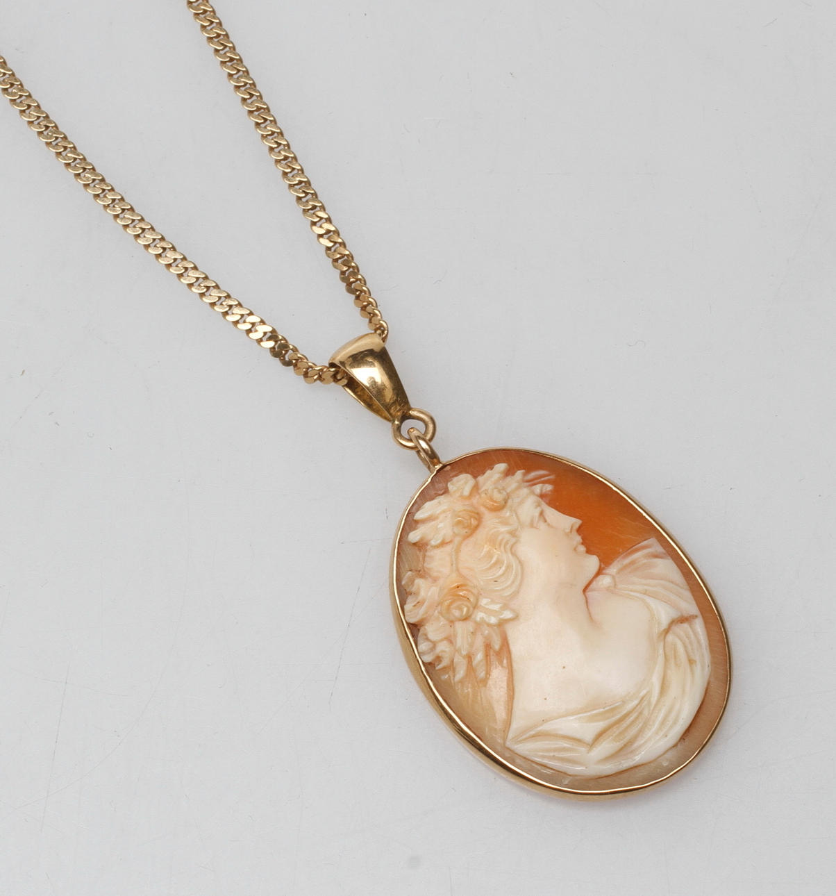 HALSSKEDJA, 18k guld med CAMÉHÄNGE, total vikt ca. 13,1 gram.