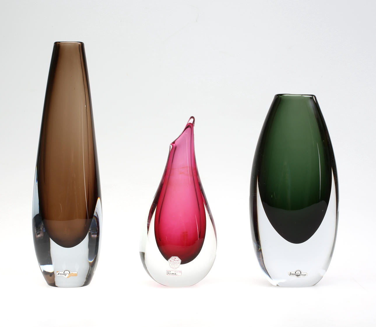 KONSTGLAS, 3 st, Strömbergshyttan samt SEA, signerade.