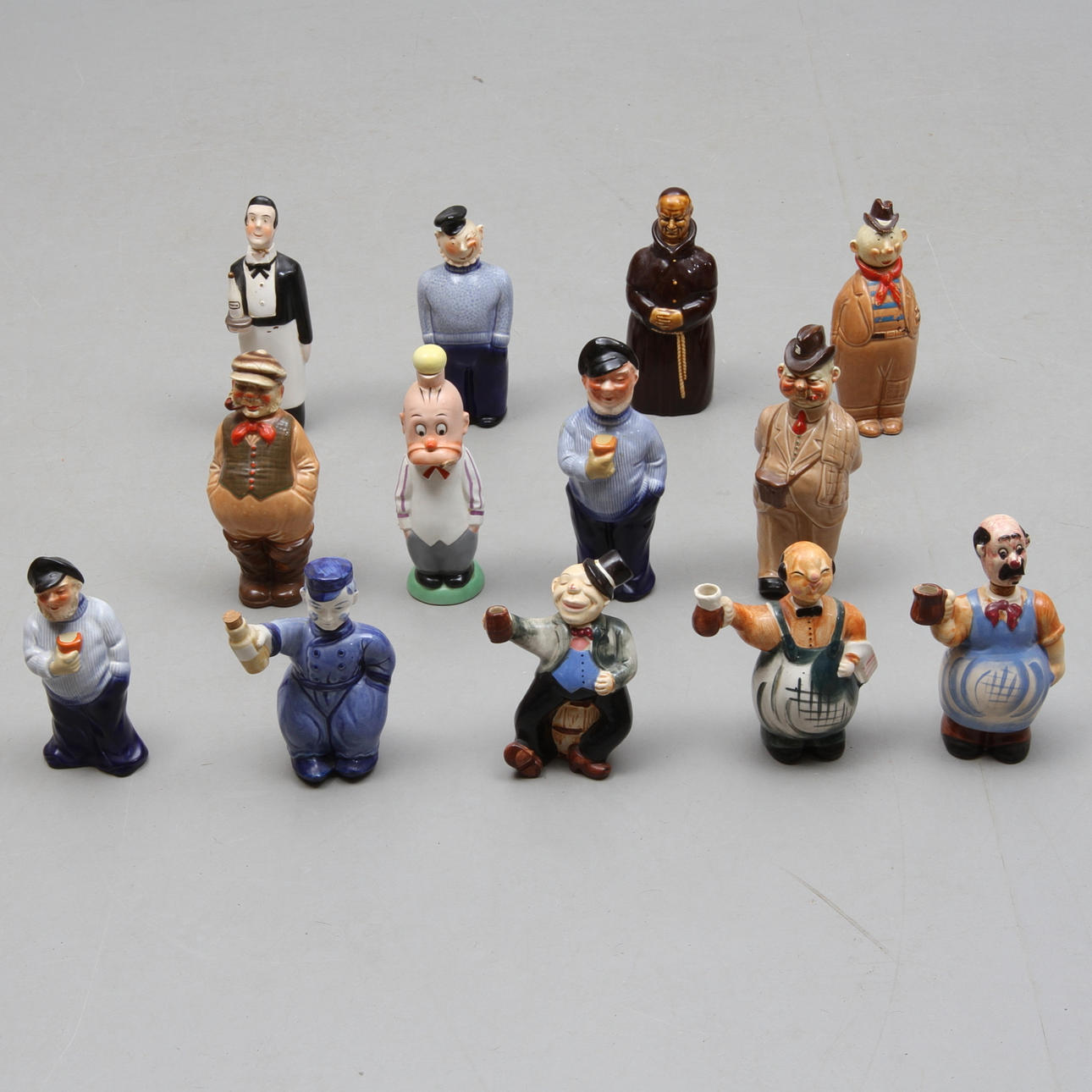 KARAFFER, 13 st,, sk. Brännvinsgubbar, keramik. 1900-tal.
