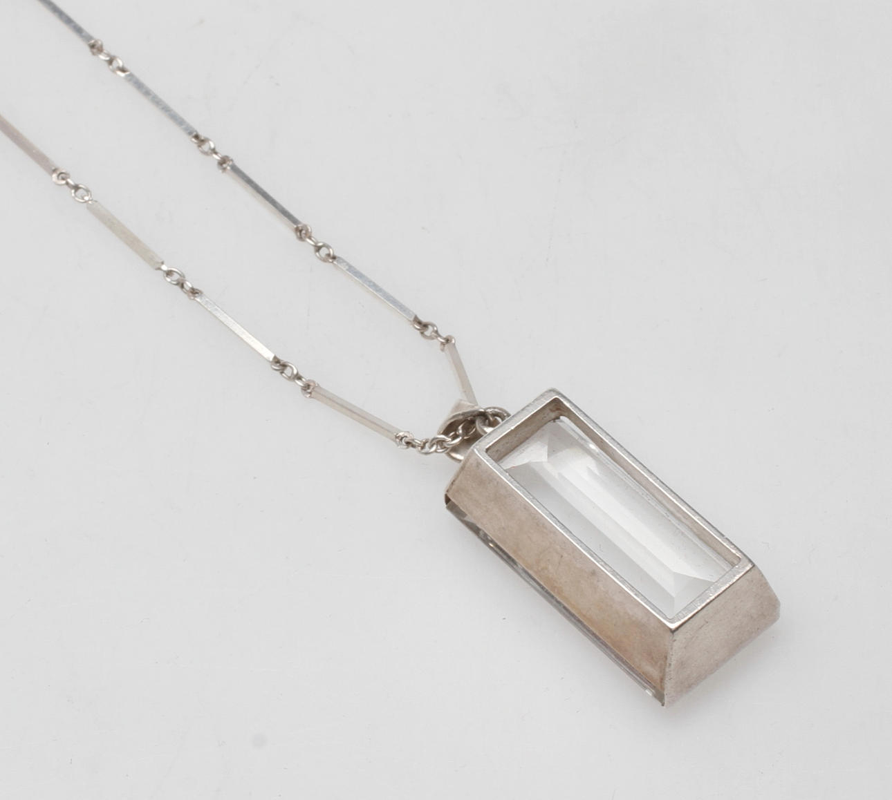 COLLIER MED HÄNGE, silver med fasettslipad bergskristall, Lennart Haglund, Stockholm 1958.