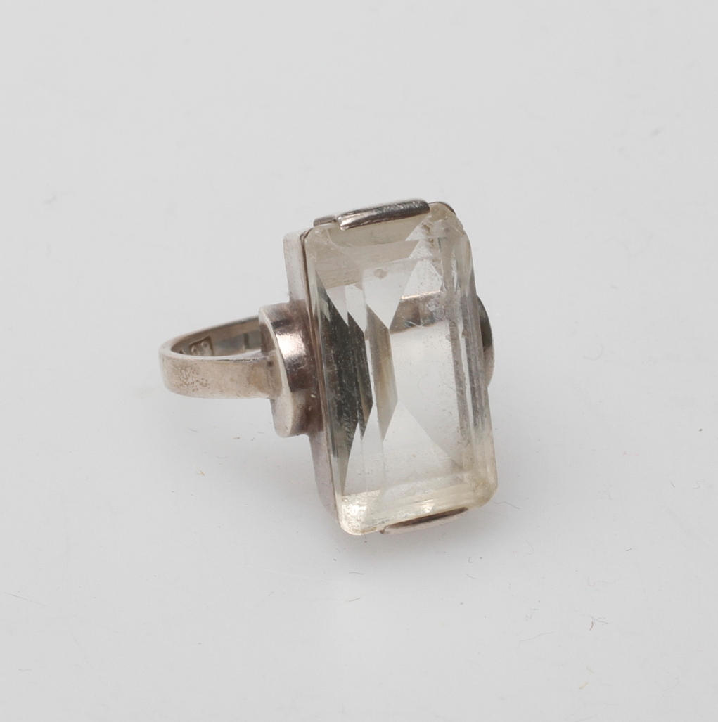 RING, silver med fasettslipad bergskristall, Stigbert, Heribert Engelbert AB, Stockholm 1942.