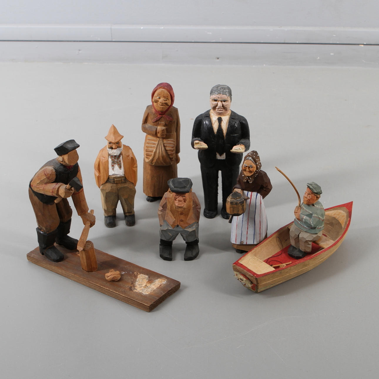 FIGURINER, 7 st, skuret och bemålat trä, 1900-tal.