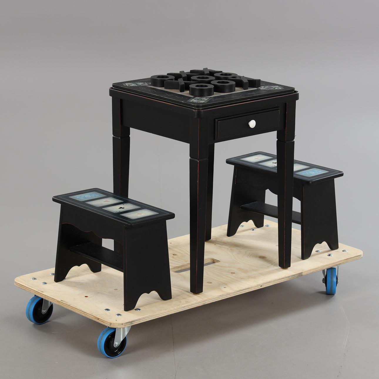 SPELBORD MED 2 PALLAR, för barn, 19/2000-tal.