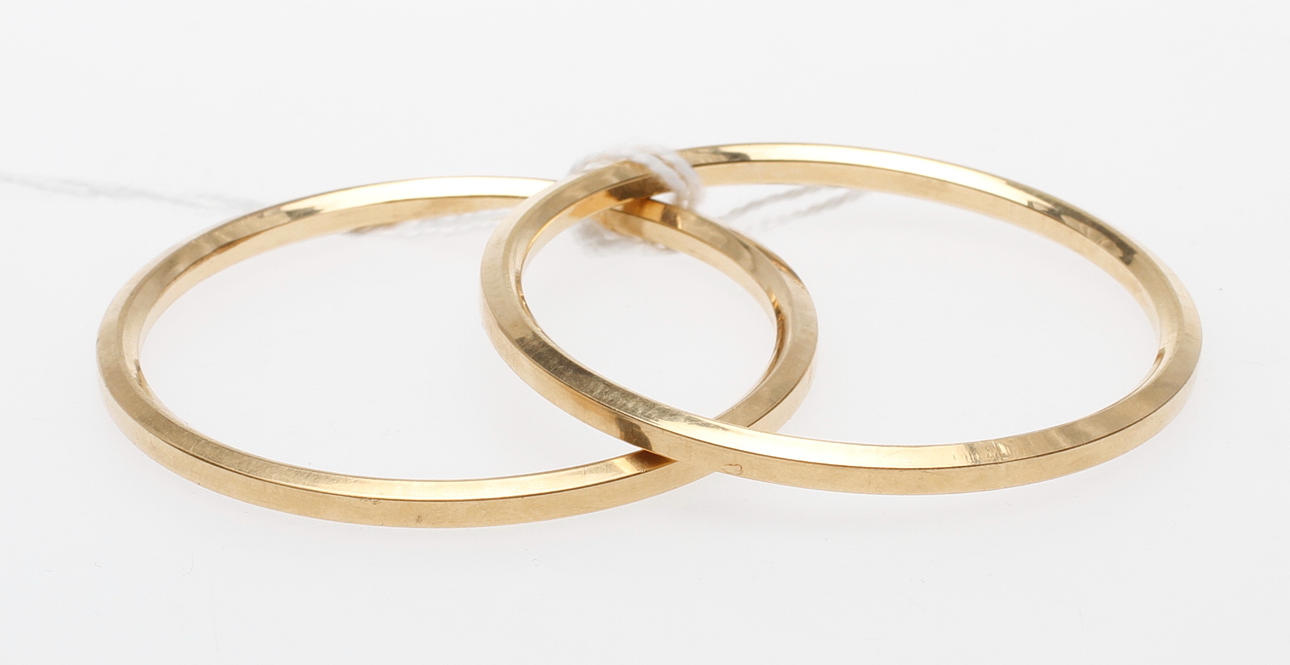 ARMRINGAR, 2 st, 18k guld, vikt ca 7,5 gr.