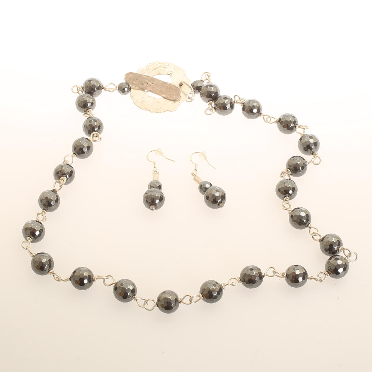 GARNITYR, 2 delar, hematiter och silver.