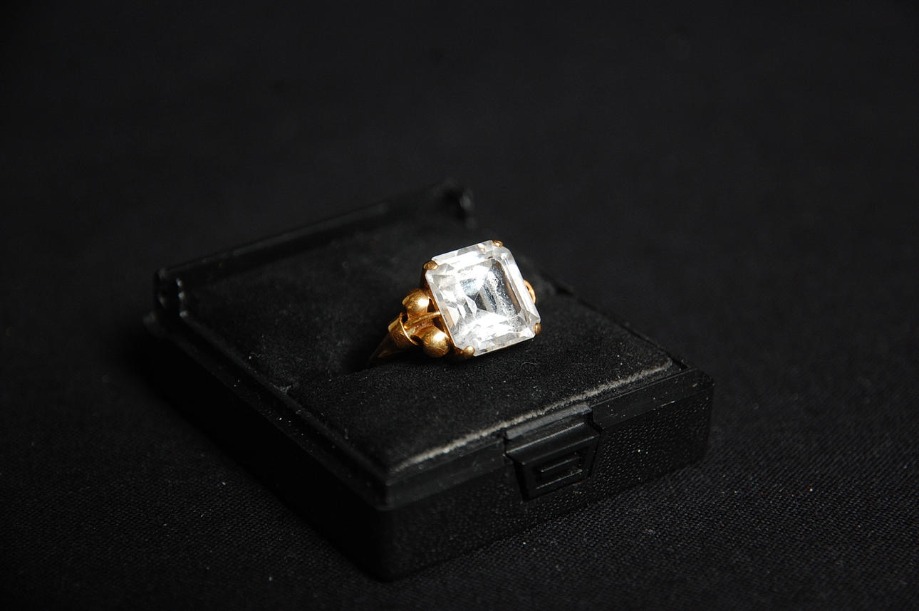 RING, 18 k guld med bergskristall.