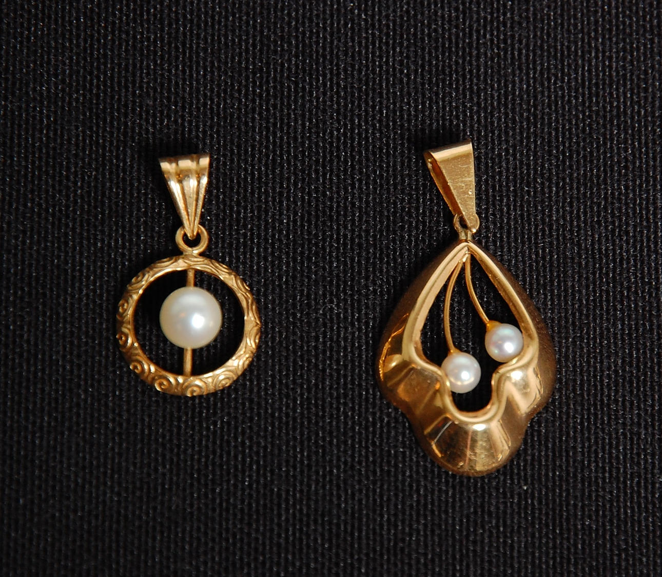HÄNGE, 2 st, 18 K guld med pärlor.