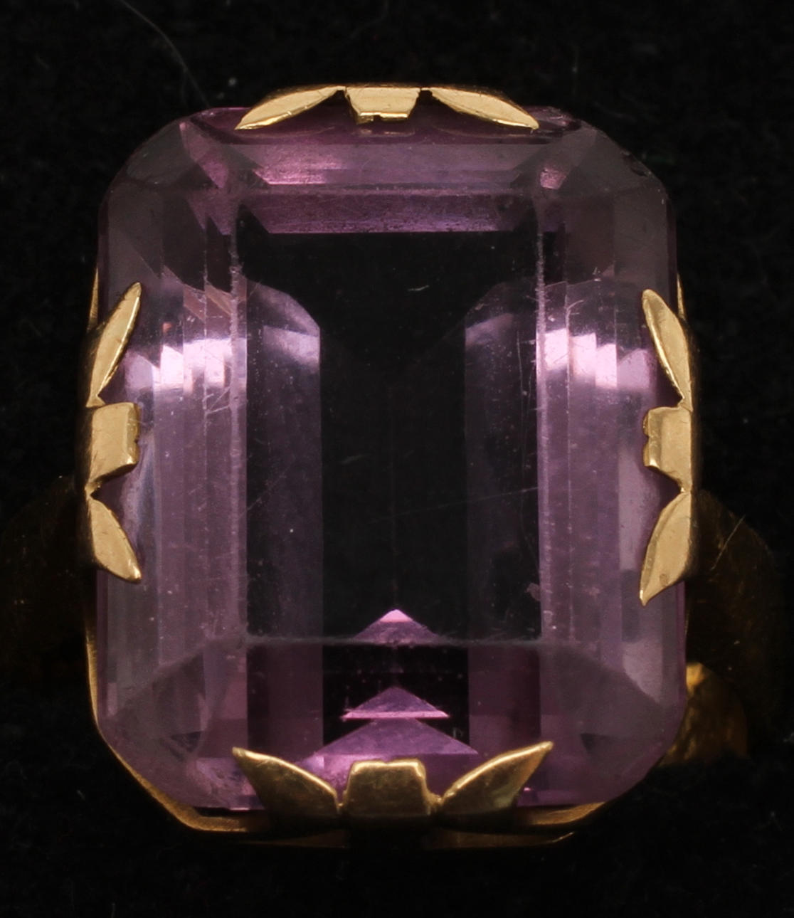 RING, 23k, guld, innefattad slipad ametist, tot. vikt 11,5 g.