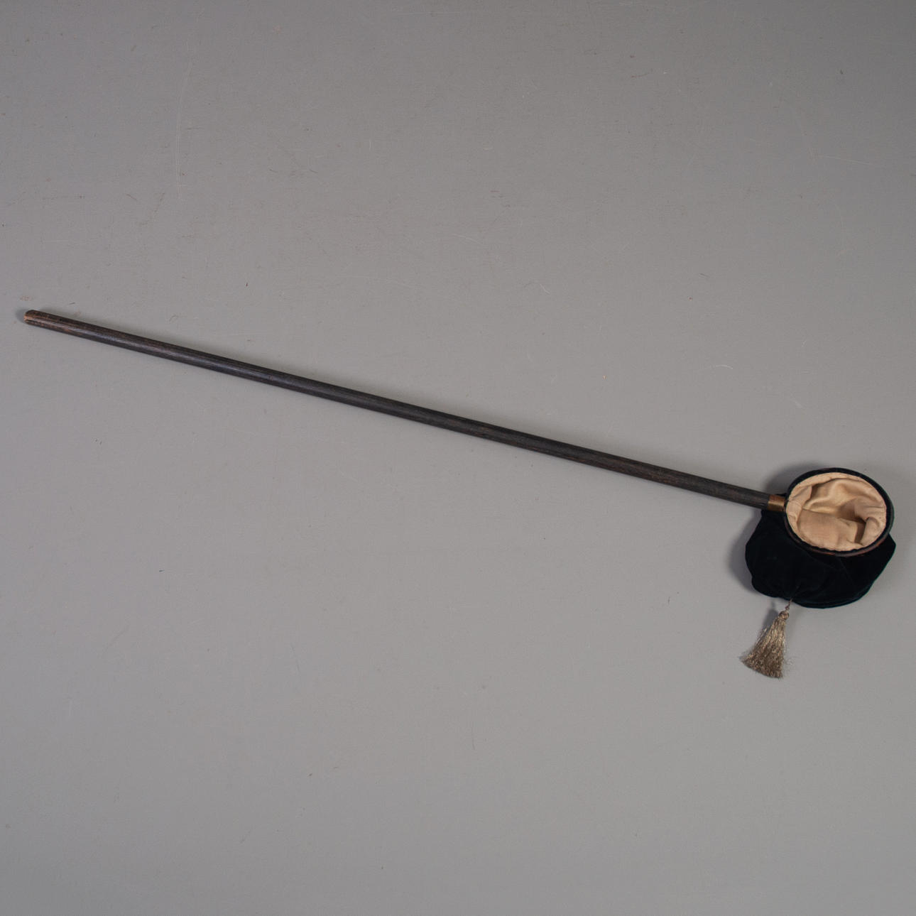 KOLLEKTHÅV, omkring 1900.